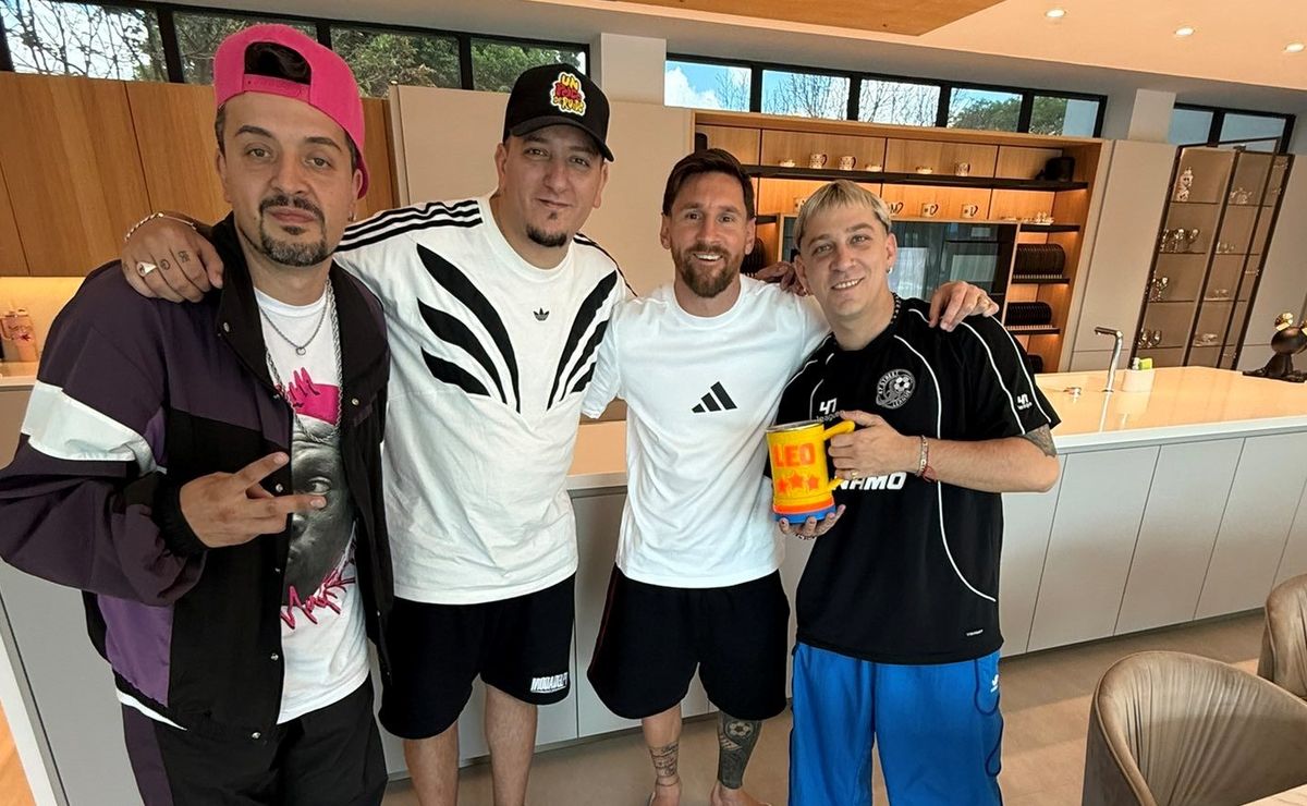 messi with the un poco de